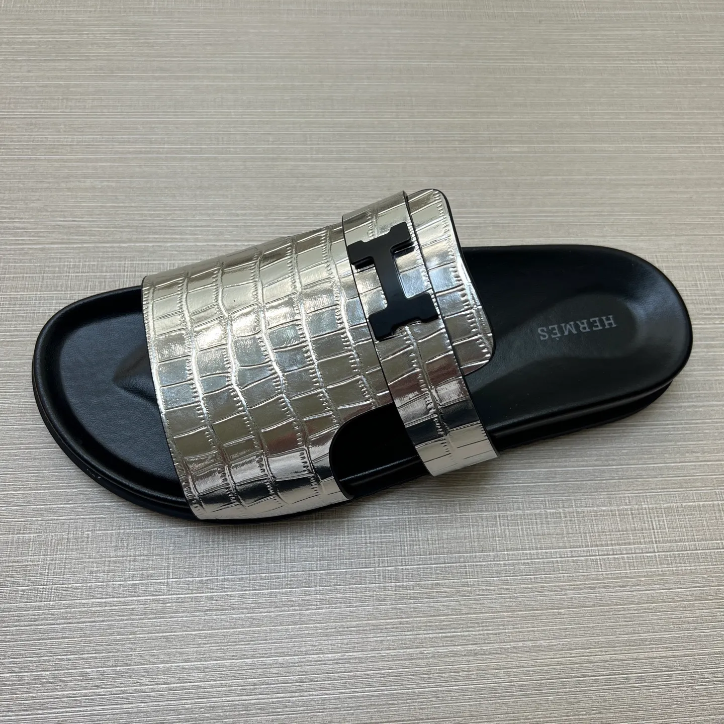 [H Family Hermès] P: 360💰 Size: 38-45 Hermes Men’s Kazimir Slippers - 2025 Summer New Hermès Same as the original version, with colored cowhide surface + rubber combined sole, handmade by master-level craftsmen! ❥High-end customization, exclusive products, the highest version in the industry.